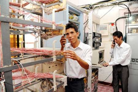 Technicians check circuits in Quang Ninh Province's Van Don District. Viet Nam's wired and wireless broadband internet infrastructure is expected to progress ahead of schedule.